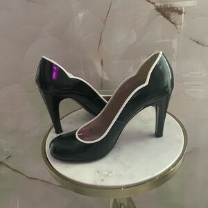 Classic Chic Marc Jacobs Black Heel w/White Trim sz 38